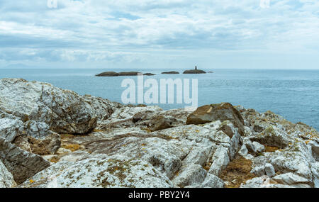 Vue du chef dans l'Isle Rhoscolyn d'Anglesey vers les petites îles avec une tour. Prise le 18 juillet 2018. Banque D'Images