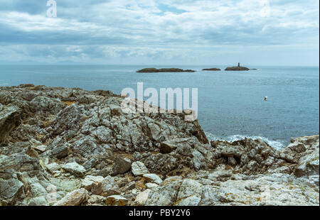 Vue du chef dans l'Isle Rhoscolyn d'Anglesey vers les petites îles avec une tour. Prise le 18 juillet 2018. Banque D'Images