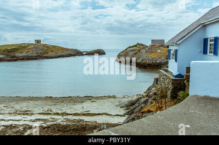 Vue sur la plage et front de mer à Rhoscolyn sur l'île d'Anglesey. Prise le 18 juillet 2018. Banque D'Images