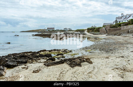 Vue sur la plage et front de mer à Rhoscolyn sur l'île d'Anglesey. Prise le 18 juillet 2018. Banque D'Images