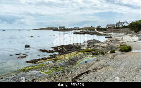 Vue sur la plage et front de mer à Rhoscolyn sur l'île d'Anglesey. Prise le 18 juillet 2018. Banque D'Images
