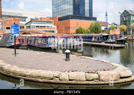 Amarré au quai narrowboats Regency, le gaz du bassin de la rue, Birmingham, Angleterre, RU, où le canal de Worcester et Birmingham, et la ligne principale BCN rencontrez. Banque D'Images