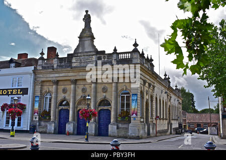 The Corn Exchange (DG II) dans le centre de Devizes date de 1857 et la statue de Cérès au sommet du bâtiment est la déesse romaine de la chasse. Banque D'Images