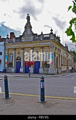 The Corn Exchange (DG II) dans le centre de Devizes date de 1857 et la statue de Cérès au sommet du bâtiment est la déesse romaine de la chasse. Banque D'Images