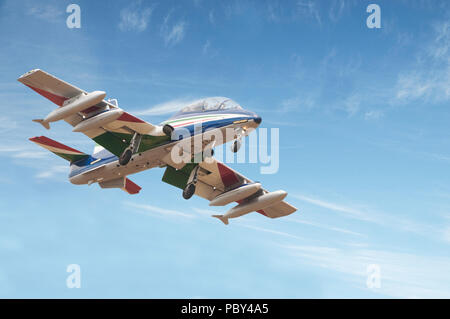 Un jet de l'équipe acrobatique nationale italienne, connue sous le nom de Frecce Tricolore lors d'une performance Banque D'Images