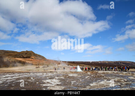 Strokkur geysir éruption au parc géothermique de Geysir sur le cercle d'or en Islande Banque D'Images