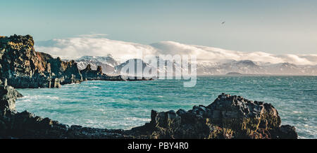 Lever coucher islandais typique paysage falaise à Arnarstapi salon en péninsule de Snæfellsnes en Islande Banque D'Images