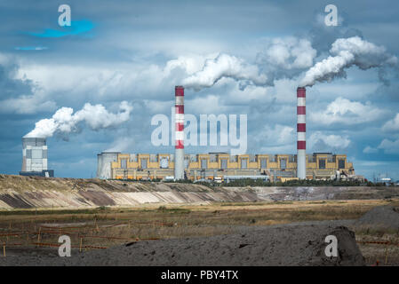 Ower du charbon émet de la fumée des cheminées de l'usine par cheminées Banque D'Images