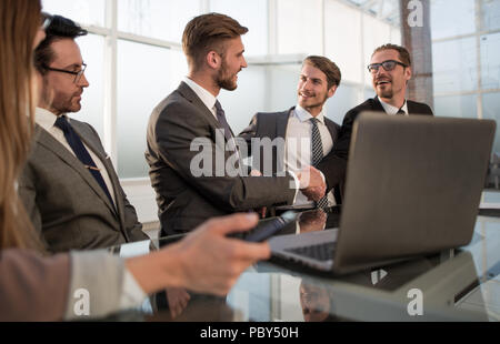 Des collègues de shaking hands in office Banque D'Images