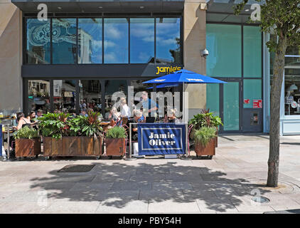 Jamie Oliver restaurant extérieur avec des gens assis à des tables à l'extérieur de l'alimentation dans le centre-ville de Cardiff au Pays de Galles UK KATHY DEWITT Banque D'Images