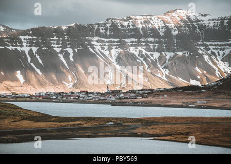 L'Autoroute de la rue Ring Road No.1 dans l'ouest de Snæfellsnes Islande, avec vue sur la montagne. Du côté de l'Ouest si le pays. Banque D'Images