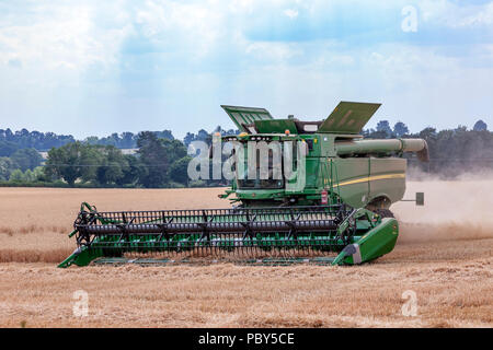 Earls Barton, Northamptonshire, Angleterre. 26 juillet, 2018. Un champ off Earls Barton Road avec un John Deere HillMaster S785i moissonneuse-batteuse, rendant le plus Banque D'Images