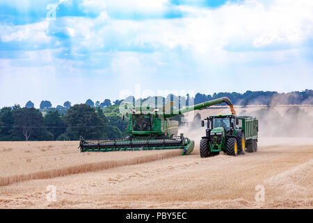 Earls Barton, Northamptonshire, Angleterre. 26 juillet, 2018. Un champ off Earls Barton Road avec un John Deere HillMaster S785i moissonneuse-batteuse, rendant le plus Banque D'Images