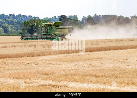 Earls Barton, Northamptonshire, Angleterre. 26 juillet, 2018. Un champ off Earls Barton Road avec un John Deere HillMaster S785i moissonneuse-batteuse, rendant le plus Banque D'Images