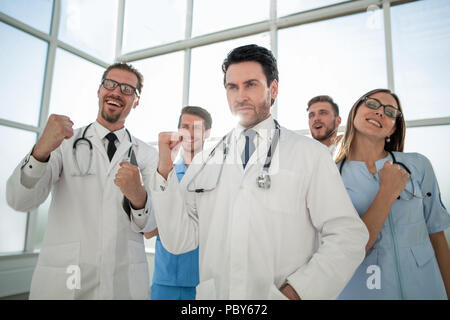 Smiling doctors, pompage des poings et célébrer la réussite. Banque D'Images