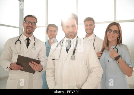 Les jeunes médecins looking at camera Banque D'Images