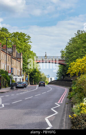 Le célèbre pont d'Archway Victorienne, construite en 1897 pour remplacer l'ancien pont de John Nash, transportant à travers Lane Hornsey Archway Road, Londres, UK Banque D'Images