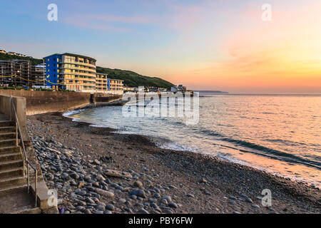 Coucher du soleil sur la promenade à Westward Ho !, Devon, UK Banque D'Images