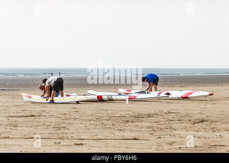 Surf Ski et course de kayaks sur la plage à Westward Ho !, Devon, UK Banque D'Images