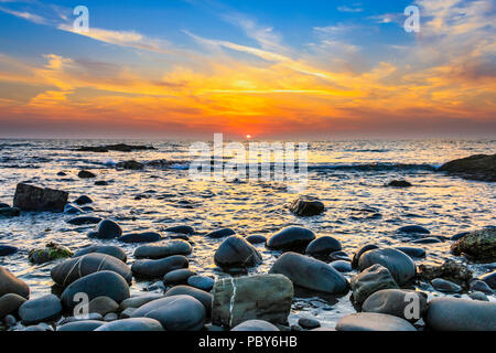 Coucher de soleil spectaculaire sur l'océan à Westward Ho!, Devon, Royaume-Uni Banque D'Images