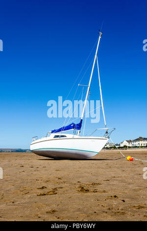 Bateau à voile sur la plage de l'estuaire de Torridge à Instow, Devon, UK, à marée basse Banque D'Images