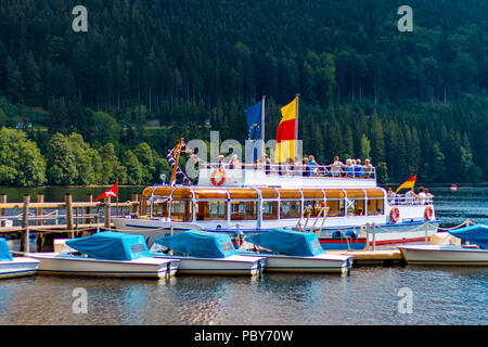 Bateau d'excursion touristique sur le Titisee Banque D'Images