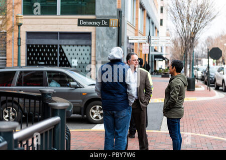 Reston, USA - Le 11 avril 2018 : Groupe d'hommes parlant au centre ville pendant la pause déjeuner sur la démocratie en voiture en Virginie du Nord Banque D'Images