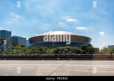 New Orleans, USA - 23 Avril 2018 : célèbre stade Mercedes-Benz Superdome en Louisiane avec des panneaux routiers, journée ensoleillée Banque D'Images