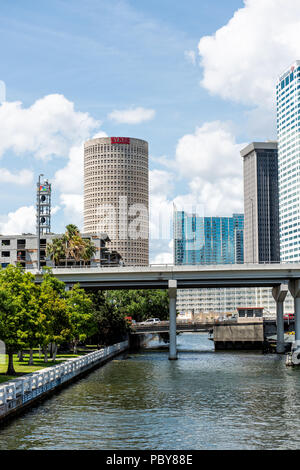 Tampa, États-Unis - 27 Avril 2018 : Centre-ville city en Floride avec des ponts, des autoroutes, des gratte-ciel modernes bureau bâtiments avec les panneaux pour NBC, Sykes Banque D'Images