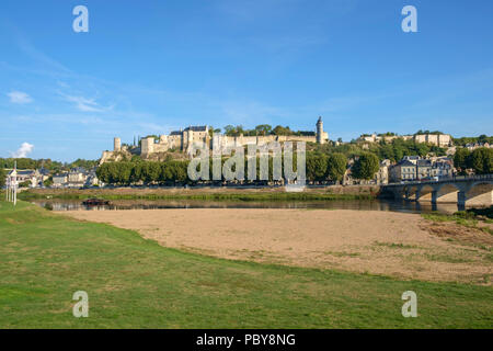 Chinon château est bâti sur la colline, au début de l'automne du matin au-dessus de la rivière Vienne, Indre-et-Loire, France. La rivière a beaucoup moins d'eau à la fin de l'été. Banque D'Images