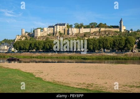 Chinon château est bâti sur la colline, au début de l'automne du matin au-dessus de la rivière Vienne, Indre-et-Loire, France. La rivière a beaucoup moins d'eau à la fin de l'été. Banque D'Images