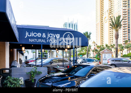 Sunny Isles Beach, USA - 4 mai 2018 : jus et aliments santé naturelle santé Java cafe restaurant à Miami, Floride avec parking sur RK beach place Banque D'Images