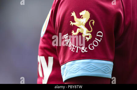 Close up detail du nouveau badge de parrainage pour Basset et d'or sur la manche d'une West Ham United shirt Banque D'Images