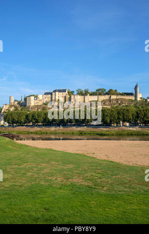 Chinon château est bâti sur la colline, au début de l'automne du matin au-dessus de la rivière Vienne, Indre-et-Loire, France. La rivière a beaucoup moins d'eau à la fin de l'été. Banque D'Images