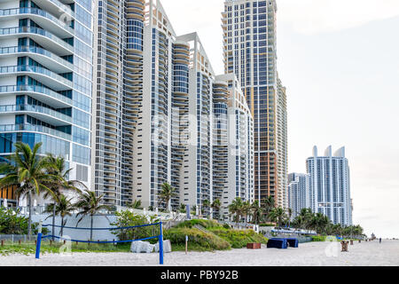 Sunny Isles Beach, USA - 7 mai 2018 : Appartement Condo hotel Pinnacle balcons bâtiment au cours de journée ensoleillée à Miami, Floride avec gratte-ciel sable urbain Banque D'Images