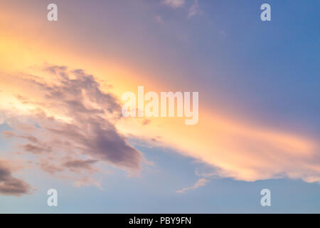 Skyscape cloudscape bleu ciel orange colorés au cours de coucher du soleil à Sunny Isles Beach, North Miami, Florida looking up Banque D'Images