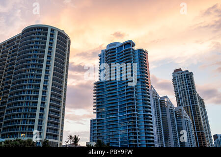 Sunny Isles Beach, États-Unis d'architecture des toits de bâtiments de l'hôtel condo appartement nuit pendant le coucher du soleil en soirée à Miami, Floride avec gratte-ciel co extérieur Banque D'Images