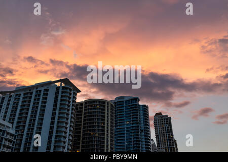 Sunny Isles Beach, États-Unis d'cityscape cloudscape skyline jusqu'à la vue des bâtiments de l'hôtel appartement au cours de soleil colorés soir à Miami, Flori Banque D'Images