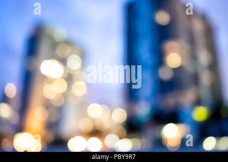 Sunny Isles Beach, appartement, condo, bâtiments de l'hôtel durant la nuit sombre soir heure bleu allumé à Miami, Floride avec gratte-ciel abstract bokeh b Banque D'Images