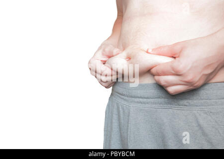 Avec l'homme short sport tire sur sa graisse de ventre, isolé du corps d'utiliser un arrière-plan personnalisé Banque D'Images