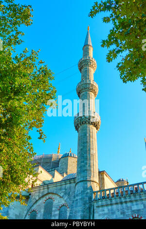 L'un des six minarets de la Mosquée Bleue (Sultanahmet Camii) à Istanbul, Turquie Banque D'Images