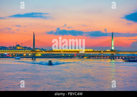 La corne d'un pont de métro à Istanbul, Turquie au coucher du soleil Banque D'Images