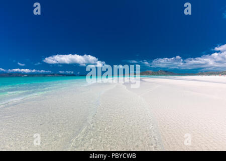Vue panoramique de l'étonnant Whitehaven Beach dans les Whitsunday Islands, Queensland, Australie Banque D'Images