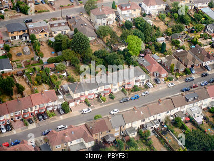 Vue aérienne d'une des rues de banlieue, Rochester, Kent, Angleterre du Sud-Est, Royaume-Uni, jardins Brown dans la chaleur de l'été de 2018 Banque D'Images