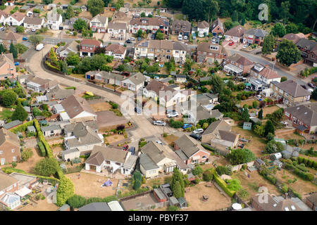 Vue aérienne d'une des rues de banlieue, Rochester, Kent, Angleterre du Sud-Est, Royaume-Uni, jardins Brown dans la chaleur de l'été de 2018 Banque D'Images