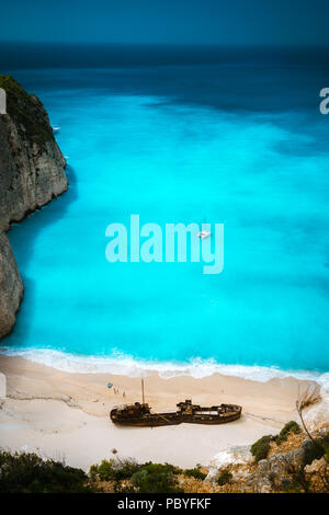 Plage de Navagio célèbre naufrage à. L'eau de mer turquoise Azure et paradise sandy beach. Visite touristique vue sur l'île de Zakynthos, Grèce Banque D'Images