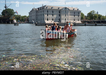 La fondation des baleines en plastique est Mmking les canaux d'Amsterdam gratuitement de plastique. Les bateaux est en plastique à partir de déchets les canaux d'Amsterdam. Banque D'Images