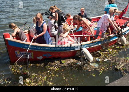 La fondation des baleines en plastique est Mmking les canaux d'Amsterdam gratuitement de plastique. Les bateaux est en plastique à partir de déchets les canaux d'Amsterdam. Banque D'Images