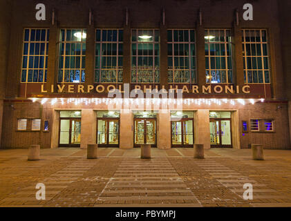 Liverpool Philharmonic Hall sur l'espérance St illuminé à la tombée de la nuit. Banque D'Images