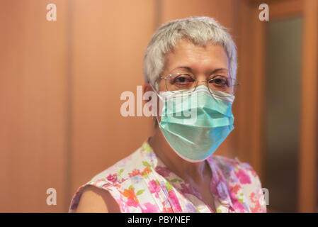 Femme âgée portant un masque. Grippe ou concept allergie Banque D'Images